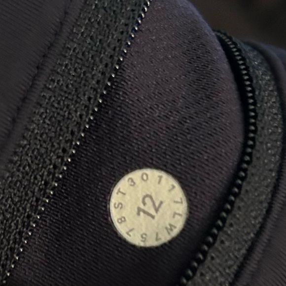 Lululemon Speed Short (4-way Stretch 2.5")- Midnight Navy/ Size 12 - Picture 7 of 7